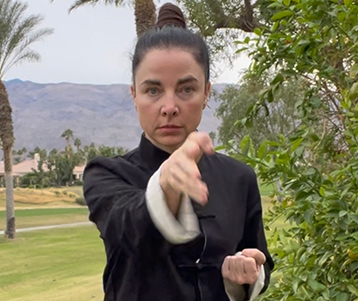 Kendra Mahon demonstrating a Biu Gee finger-thrust position